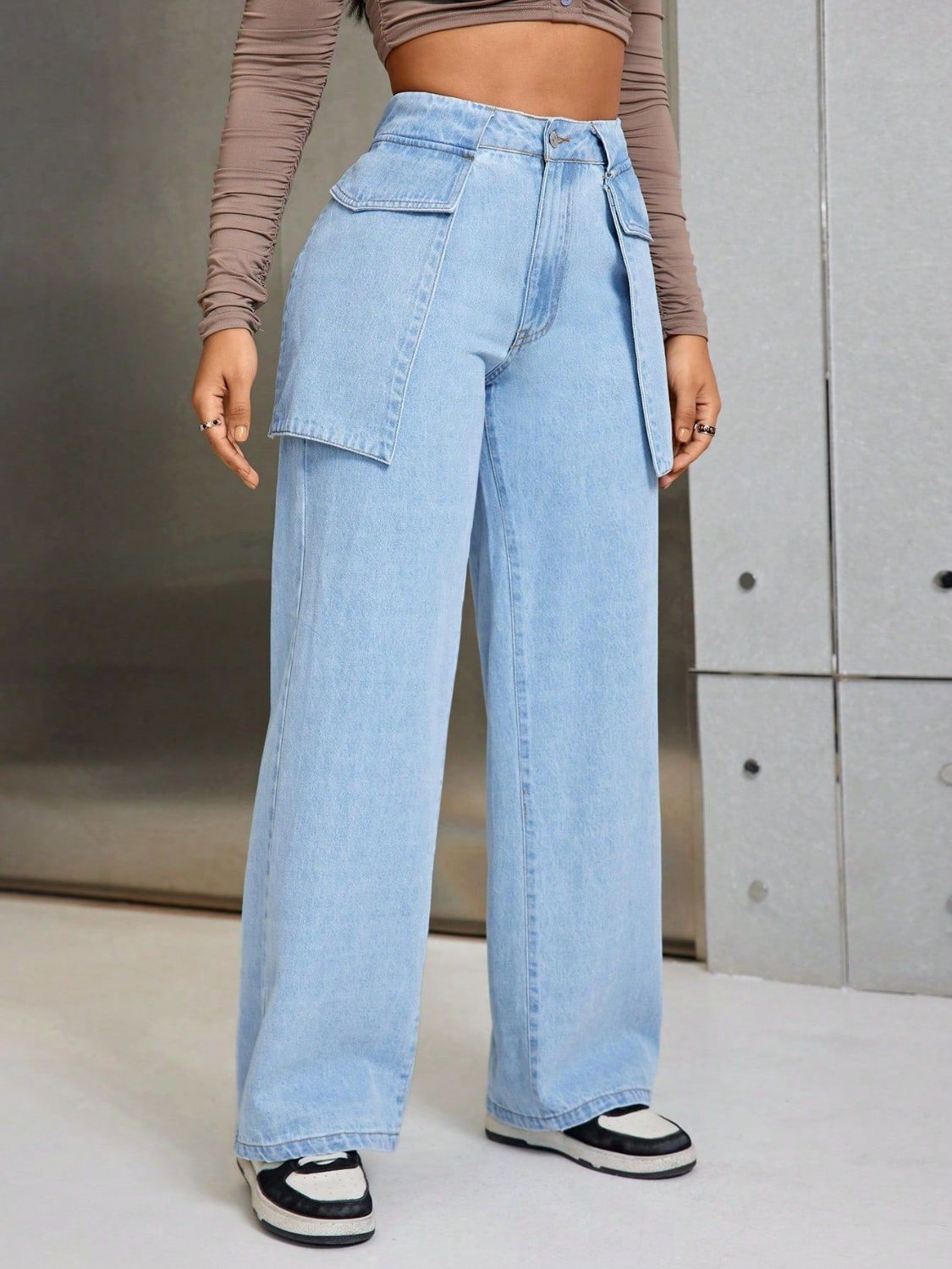 Wide Leg Jeans with Pockets Light